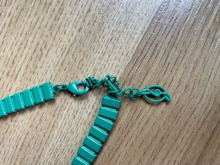 Collar verde rígido Stradivarius