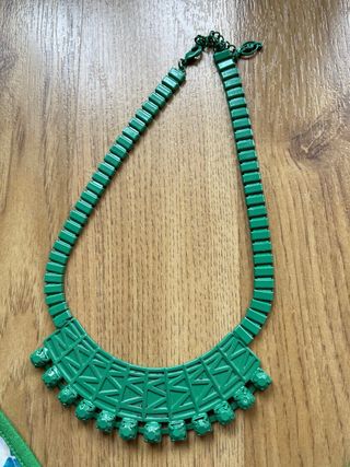 Collar verde rígido Stradivarius