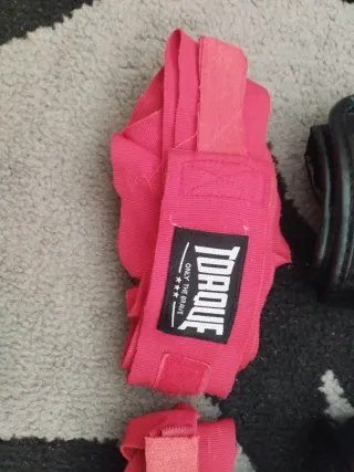 Pack Muay Thai GINGPAI: Guantes,tibiales y vendas