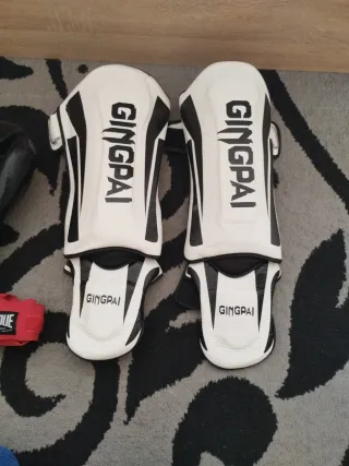 Pack Muay Thai GINGPAI: Guantes,tibiales y vendas