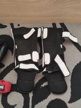 Pack Muay Thai GINGPAI: Guantes,tibiales y vendas