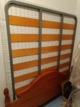 Somier 135 cm metal y madera. Y otro de 90 cm.
