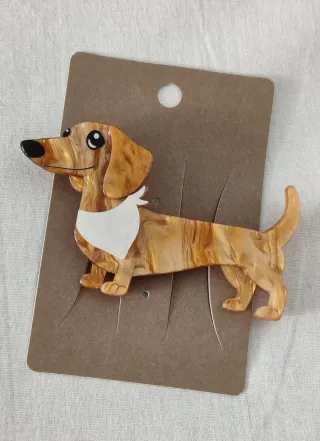 Broche perrito teckel resina
