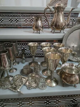 Vajilla de latón bañada en plata antigua