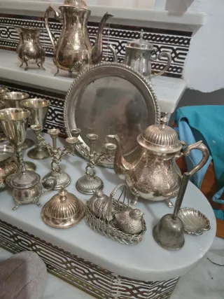 Vajilla de latón bañada en plata antigua