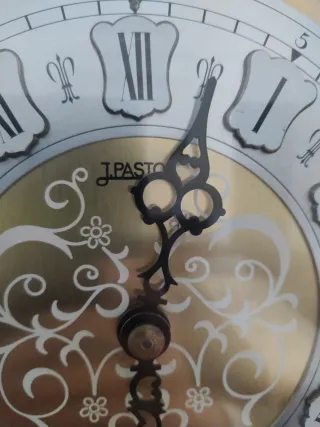 Reloj de pie antiguo de madera