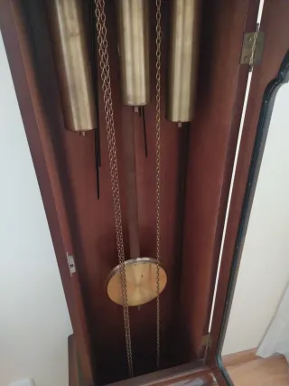 Reloj de pie antiguo de madera