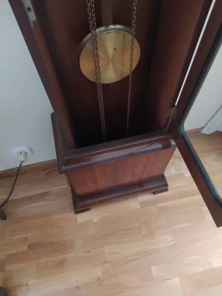 Reloj de pie antiguo de madera