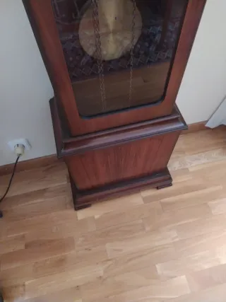 Reloj de pie antiguo de madera