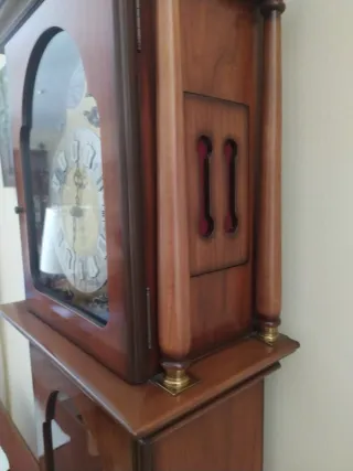 Reloj de pie antiguo de madera