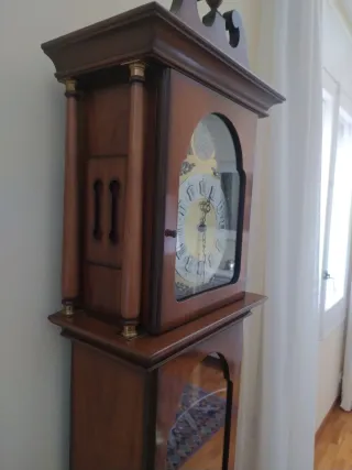 Reloj de pie antiguo de madera