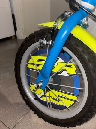 Bici infantil con ruedines incluidos como nueva