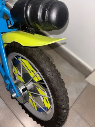 Bici infantil con ruedines incluidos como nueva