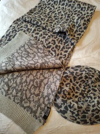 Boina y bufanda animal print