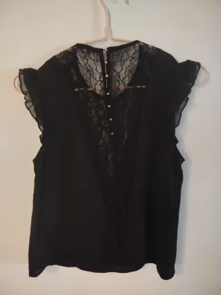 Camisa negra con encaje