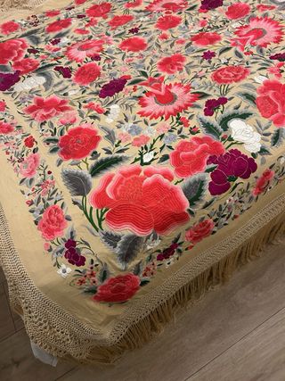 ANTIGUO MANTÓN DE MANILA SEDA BORDADA A MANO
