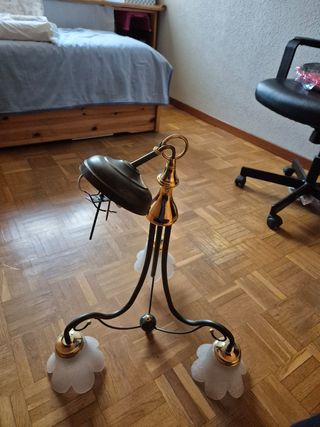 Lámpara de techo con tulipas de flor