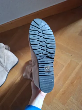 Botines beige ante cuña