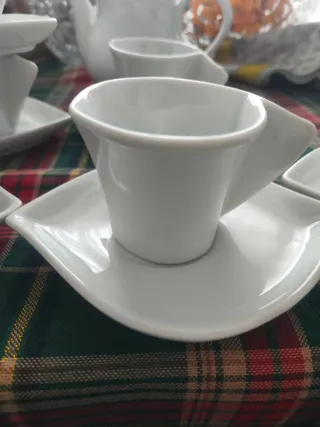 Juego de té lechera y 6 tazas con platos