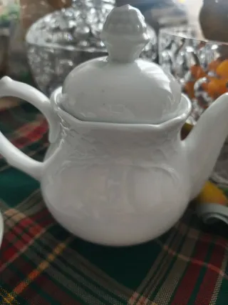 Juego de té lechera y 6 tazas con platos