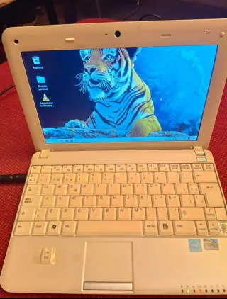 Portátil Notebook Linux Blanco y Verde