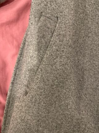 Abrigo largo gris con capucha