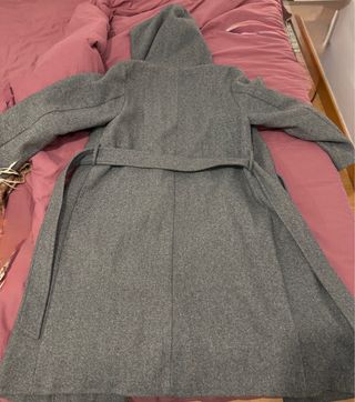 Abrigo largo gris con capucha