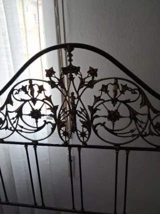 Cabeceros antiguos de hierro forjado en negro/dora