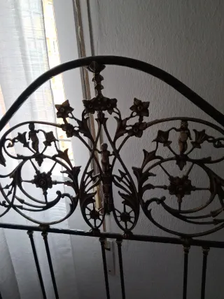 Cabeceros antiguos de hierro forjado en negro/dora