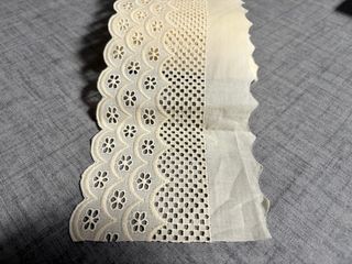 Cinta o Tira bordada premium para textil.