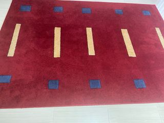 Alfombra muy bonita granate , con toques azul y am