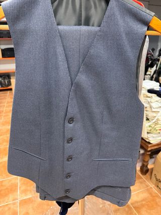 Traje de rayas azul marino talla 48 con chaleco