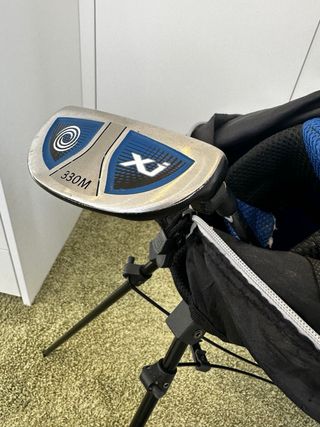 Bolsa y palos de golf Callaway.