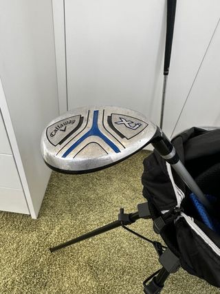 Bolsa y palos de golf Callaway.