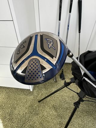 Bolsa y palos de golf Callaway.