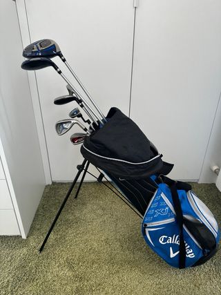 Bolsa y palos de golf Callaway.
