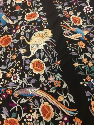 ANTIGUO MANTÓN DE MANILA SEDA BORDADA A MANO