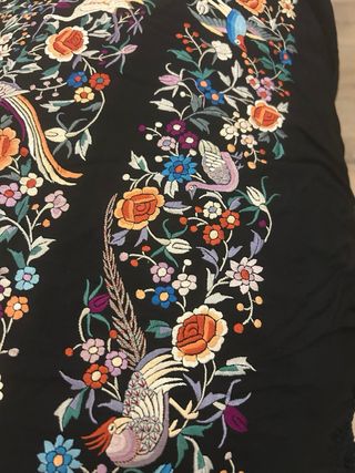 ANTIGUO MANTÓN DE MANILA SEDA BORDADA A MANO