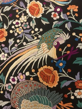 ANTIGUO MANTÓN DE MANILA SEDA BORDADA A MANO