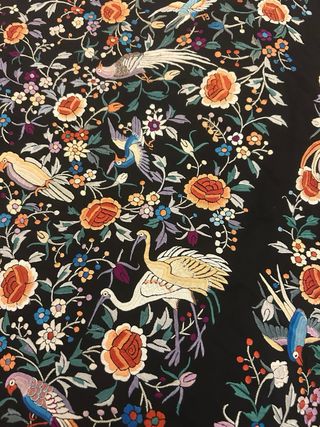 ANTIGUO MANTÓN DE MANILA SEDA BORDADA A MANO