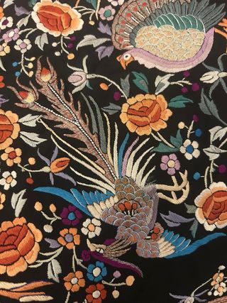 ANTIGUO MANTÓN DE MANILA SEDA BORDADA A MANO