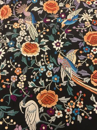 ANTIGUO MANTÓN DE MANILA SEDA BORDADA A MANO