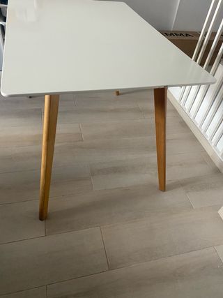 Mesa de comedor, cocina o escritorio.