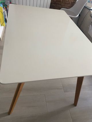 Mesa de comedor, cocina o escritorio.