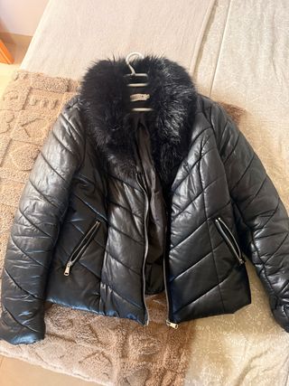 chaqueta negra con pelo en el cuello