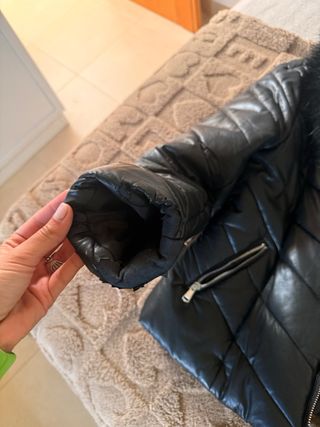chaqueta negra con pelo en el cuello