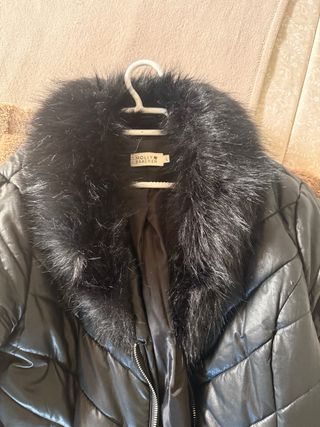 chaqueta negra con pelo en el cuello