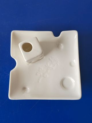 Piattino in ceramica a forma di formaggio