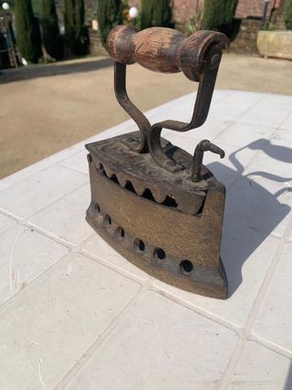 Ferro da stiro antico in ghisa