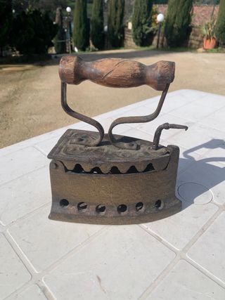 Ferro da stiro antico in ghisa